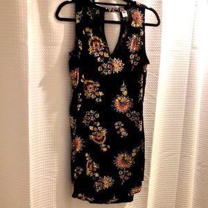 Old Navy v neck dress with eye hole back